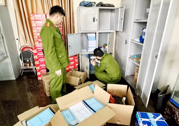 Cơ quan CSĐT Công an tỉnh Bắc Giang khám xét nơi làm việc của Đặng Mạnh Thắng.