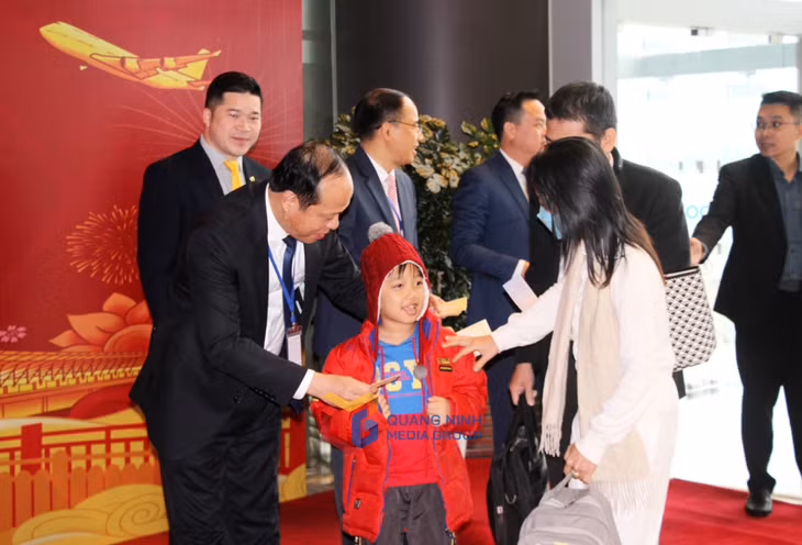 Các đồng chí lãnh đạo huyện Vân Đồn lixi chúc mừng năm mới các hành khách trên chuyến bay 