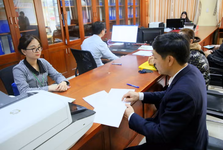 Lãnh đạo Phòng Cải cách hành chính, Sở Nội vụ kiểm tra sổ ghi chép lịch công tác của lãnh đạo, CBCC phường Đại Yên (TP Hạ Long).
