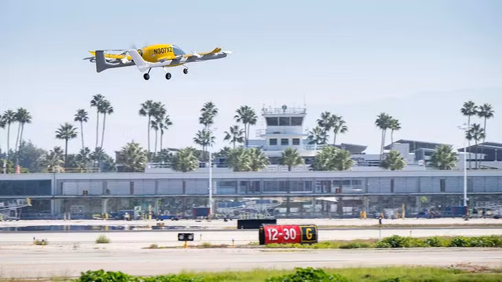 Sự hợp tác của Boeing với công ty máy bay Kitty Hawk đã tạo ra mẫu eVTOL có tên Wisk Aero có tốc độ tối đa 480km/h và khoảng cách 100km. Công ty lần đầu tiên tổ chức các cuộc trình diễn chuyến bay eVTOL công khai vào tháng 10/2023 trong “Lễ hội chuyến bay” ở Los Angeles để chứng minh ý tưởng này.