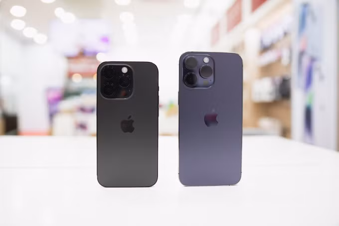 iPhone 14 Pro (trái) và iPhone 14 Pro Max. Ảnh: Khương Duy