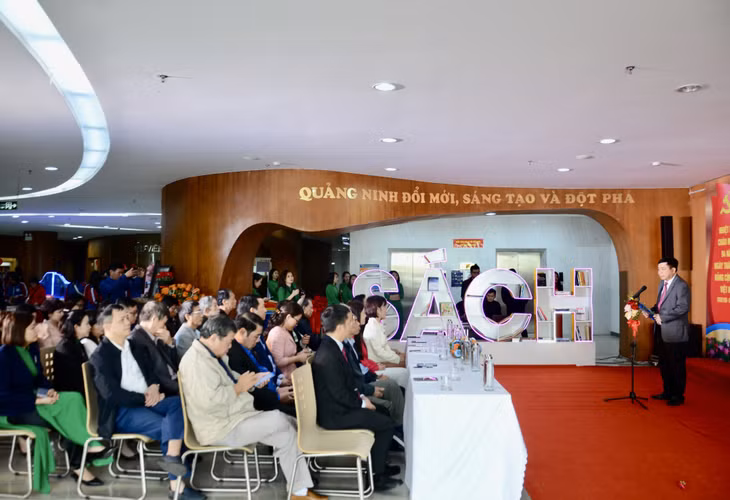 Đồng chí Mai Vũ Tuấn, Tỉnh ủy viên, Giám đốc - Tổng Biên tập Trung tâm Truyền thông tỉnh, Chủ tịch Hội nhà báo tỉnh Quảng Ninh phát biểu khai mạc hội sách, báo Xuân Giáp Thìn 2024.