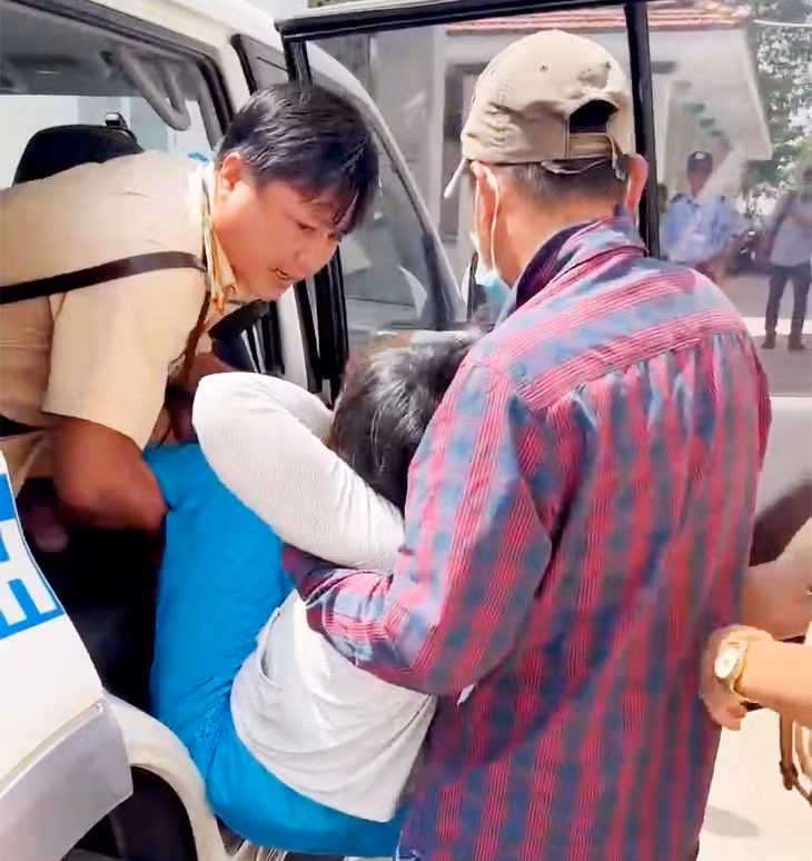 Bà Hồng bị tai biến, nằm ven đường được cảnh sát đưa đi cấp cứu kịp thời - Ảnh: Người dân cung cấp
