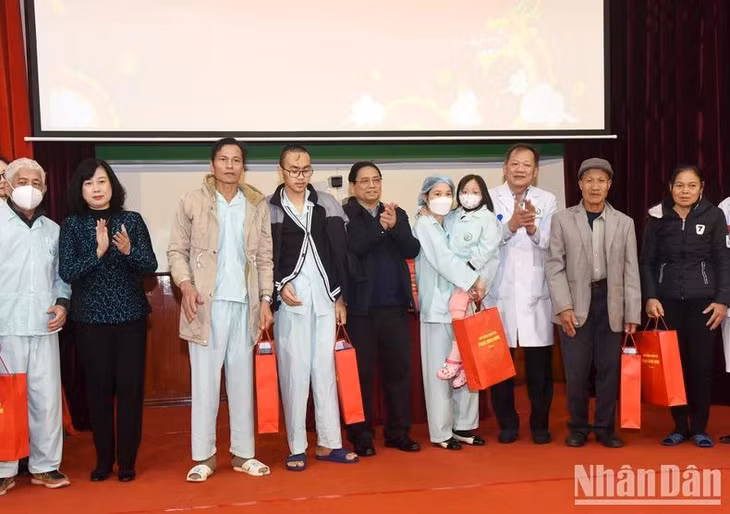 Thủ tướng Phạm Minh Chính tặng quà động viên, chúc Tết một số bệnh nhân đang điều trị tại Bệnh viện Hữu nghị Việt Đức. Ảnh: TRẦN HẢI