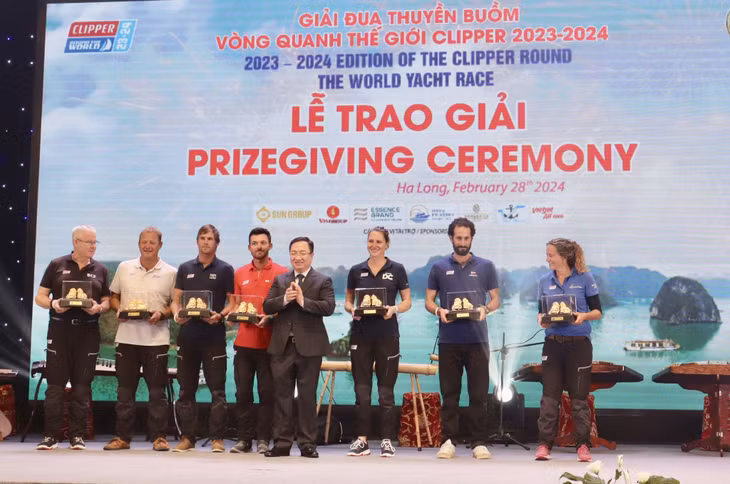 Đồng chí Đặng Xuân Phương, Phó Bí thư Tỉnh ủy, Trưởng Đoàn ĐBQH tỉnh tặng quà lưu niệm cho đại diện Ban Tổ chức Clipper Race và thuyền trưởng các đội đua.