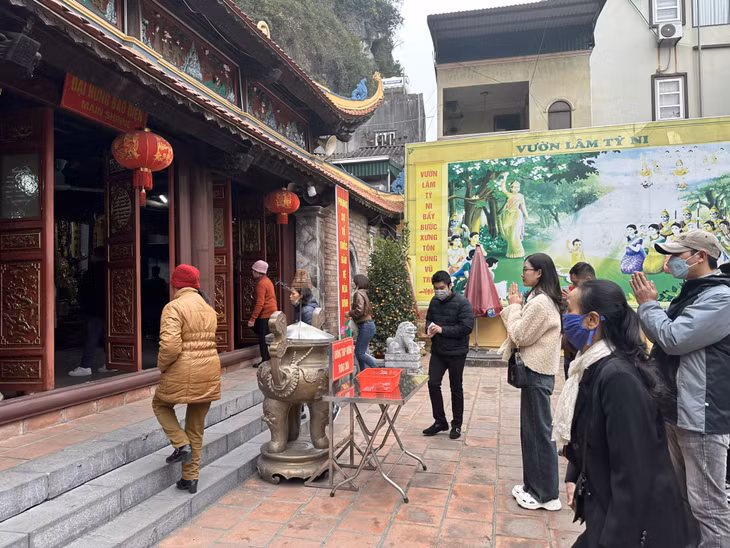Người dân lễ phật tại chùa Long Tiên, TP Hạ Long.