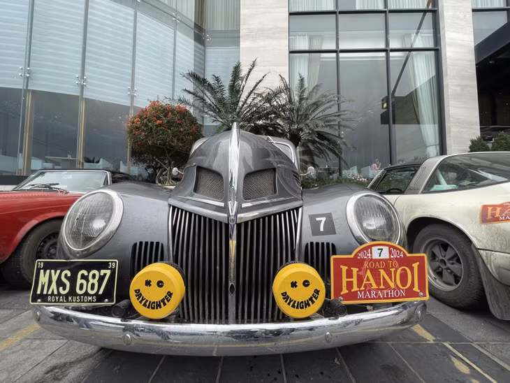 Xe Ford DeLuxe V8 91A Coupe được sản xuất từ năm 1939.