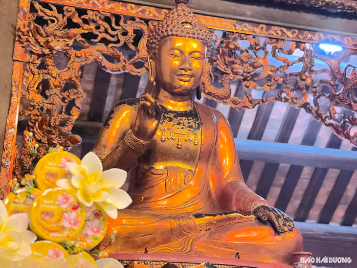 Phật Vị Lai thờ tại chùa Côn Sơn