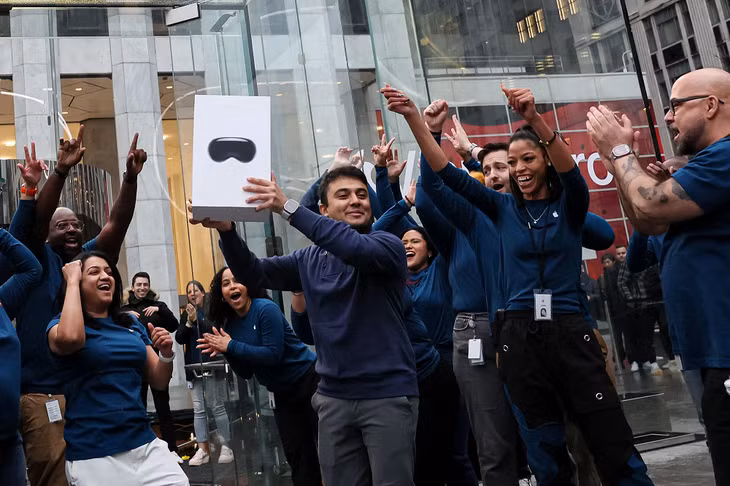 Một khách hàng mua Vision Pro tại Apple Store ở Fifth Avenue, New York, Mỹ. (Ảnh: Reuters)