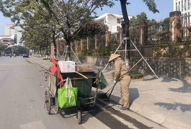 Công nhân Công ty Môi trường đô thị Cẩm Phả thu gom rác thải trên các tuyến phố.