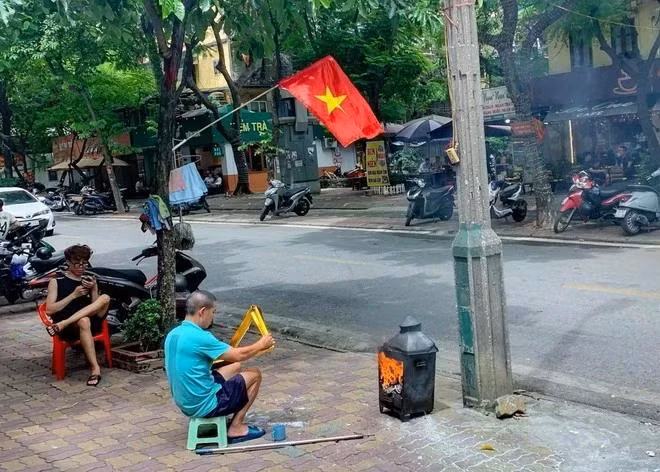 Người dân đốt vàng mã trên phố Trần Huy Liệu. (Ảnh: Tuấn Đức/TTXVN)