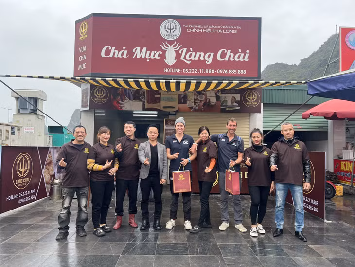 Hai thuyền trưởng của Clipper Race với món quà đậm chất Hạ Long, chụp ảnh cùng với những người thợ làm chả mực đã tận tình hướng dẫn họ.
