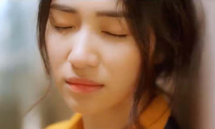 Năm 2018, cô phát hành MV "Rời bỏ" (Vũ Huy Hoàng) sau tuyên bố nếu bài hát không gây chú ý sẽ rút lui khỏi làng nhạc. Ca khúc sau đó tạo hiệu ứng lớn, giúp Hòa Minzy lấy lại niềm tin để tiếp tục gắn bó nghề. Chính cột mốc này khiến cô mới dám nhận mình là ca sĩ chuyên nghiệp. Hòa Minzy sau đó phát hành thêm các MV như "Nàng tiên cá", "Chấp nhận", "Không thể cùng nhau suốt kiếp" đều được công chúng đón nhận khi hút hàng triệu view. Video: Nhân vật cung cấp