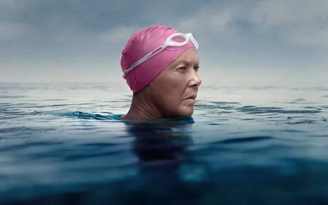 Annette Bening thủ vai nhà báo kiêm vận động viên bơi lội 64 tuổi, Diana Nyad trong tác phẩm cùng tên. Bà là nhân vật có thật đã đạt kỷ lục bơi từ Cuba đến Florida (Mỹ) với quãng đường 177km trong 53 giờ mà không cần lồng tránh cá mập và chân nhái.