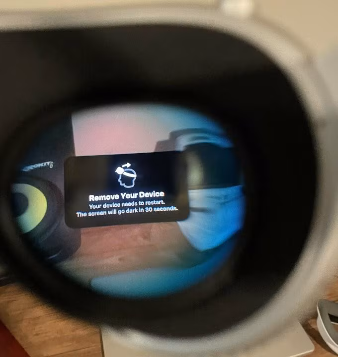Cảnh báo khởi động lại trên Vision Pro sau khi bị hack. Ảnh: Joseph Ravichandran/X