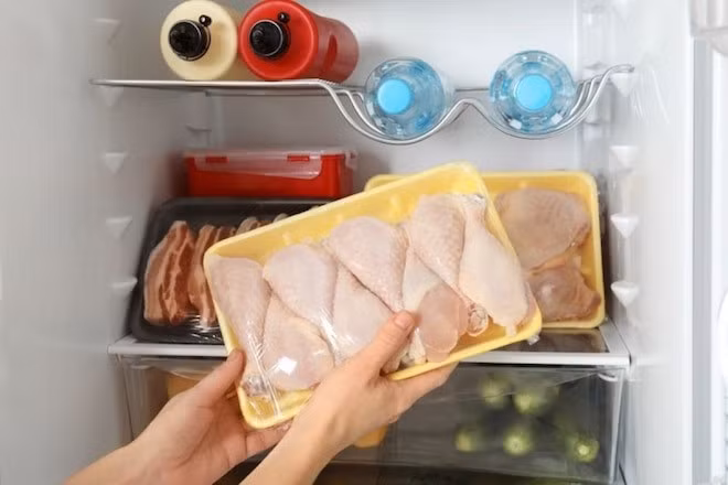 Gà sống để trong ngăn mát tủ lạnh được 1-2 ngày, trong khi gà nấu chín để được 3-4 ngày (Ảnh: Getty).