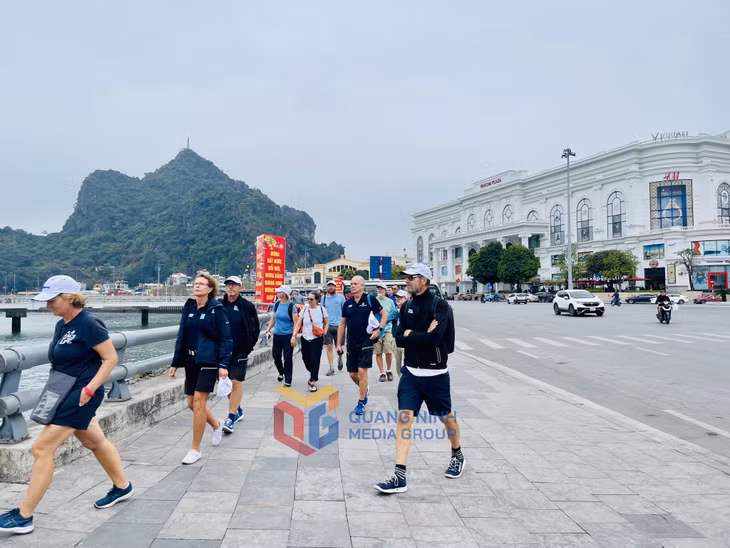 Đoàn trải nghiệm đi bộ dọc theo con đường ven biển, qua cầu Bài Thơ...