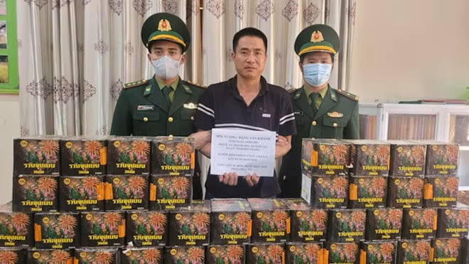 Đối tượng cùng tang vật vụ án. Ảnh: BĐBP Quảng Bình cung cấp
