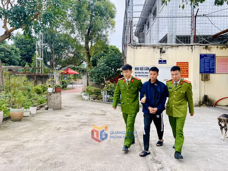 Công an huyện Hải Hà dẫn giải đối tượng Háu Văn Vượng.