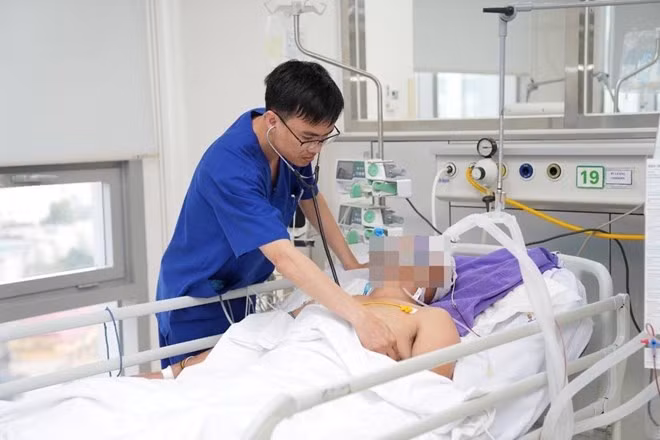 Bệnh nhân đột quỵ điều trị tại Bệnh viện Trung ương Quân đội 108. Ảnh: BVCC