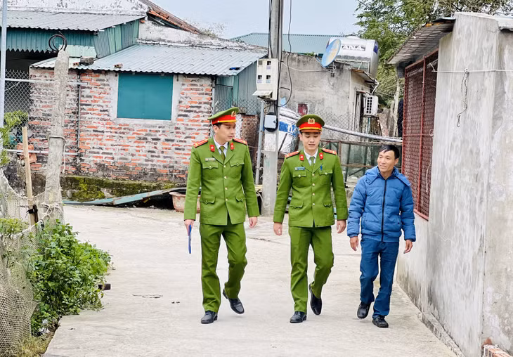 Công an xã Thanh Lân phối hợp với lực lượng cơ sở nắm tình hình địa bàn khu dân cư.