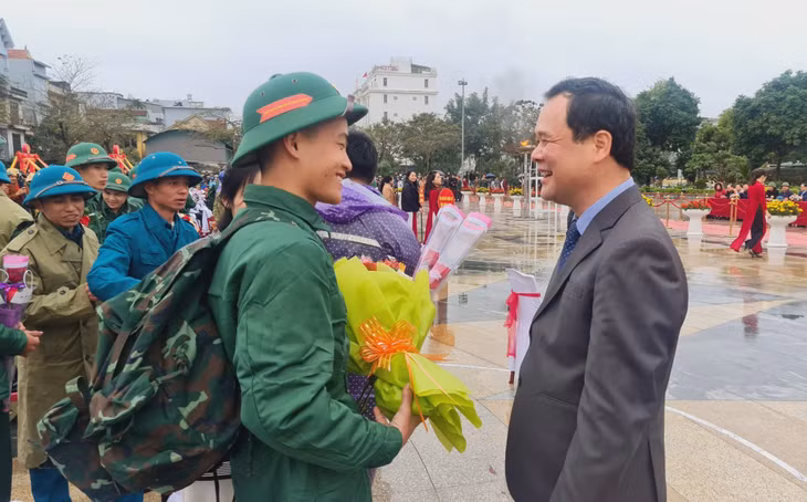 Đồng chí Điệp Văn Chiến, Ủy viên BCH Đảng bộ tỉnh, Trưởng Ban Nội chính Tỉnh ủy tặng hoa các tân binh và đơn vị nhận quân.