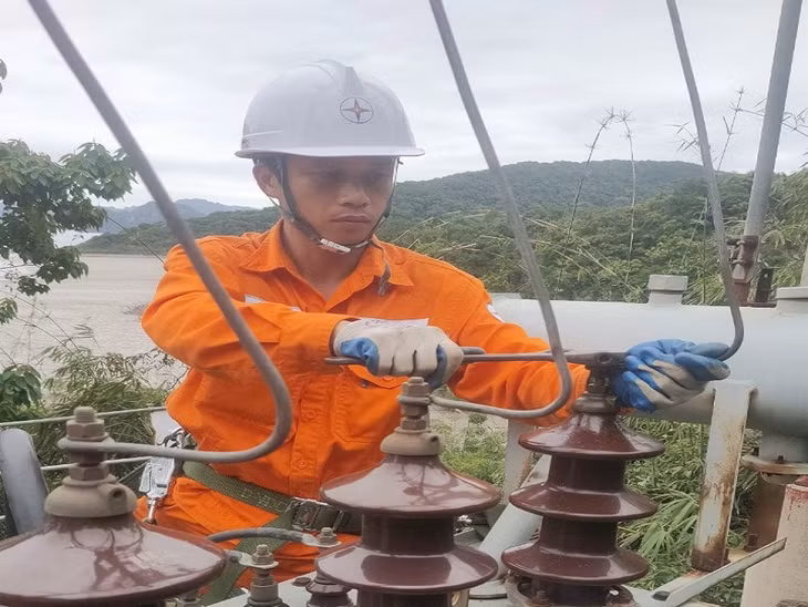 Công nhân Điện lực Vân Đồn xử lý khiếm khuyết trên lưới điện.