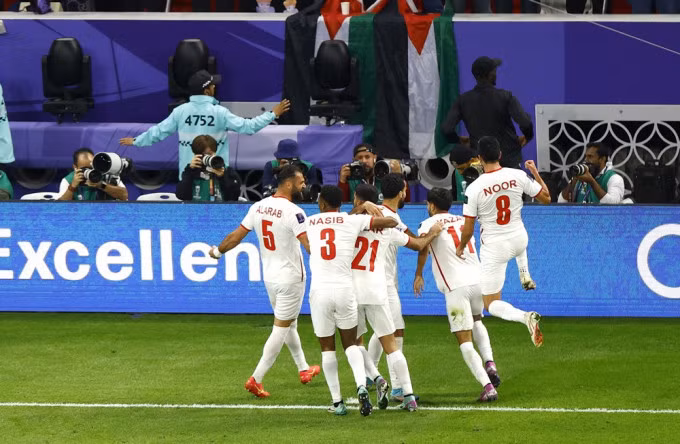 Cầu thủ Jordan mừng bàn mở tỷ số trước Hàn Quốc, ở trận bán kết Asian Cup trên sân Ahmad bin Ali hôm 6/2. Ảnh: Yonhap