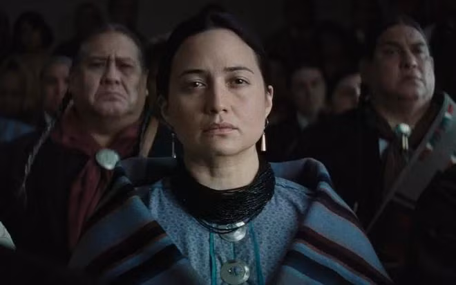 Lily Gladstone là người Mỹ bản địa đầu tiên được đề cử tại Oscar. Cô hoá thân thành nhân vật Mollie và bị người da trắng gọi là bộ tộc da đỏ. Gia đình Mollie phải hứng chịu hàng loạt vụ tấn công, thảm sát tàn bạo từ người da trắng, những kẻ vì sức mạnh của vật chất mà sẵn sàng giết chết đồng loại của mình.