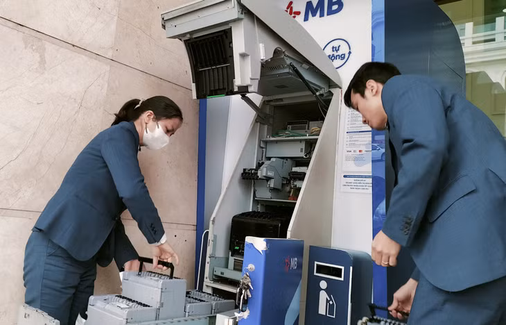 Cán bộ MB Quảng Ninh tiếp quỹ tại máy CRM.