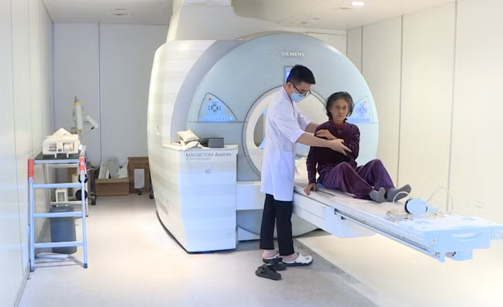 Bệnh nhân sau khi được cấp cứu, điều trị đột quỵ nhồi máu não thành công tái khám tại Bệnh viện Đa khoa tỉnh.