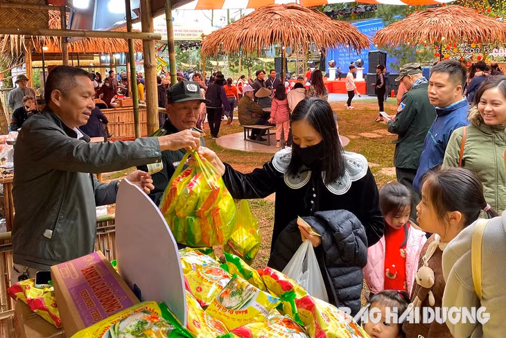 Nhiều du khách mua hàng tại Tuần Văn hóa ẩm thực, du lịch và xúc tiến thương mại