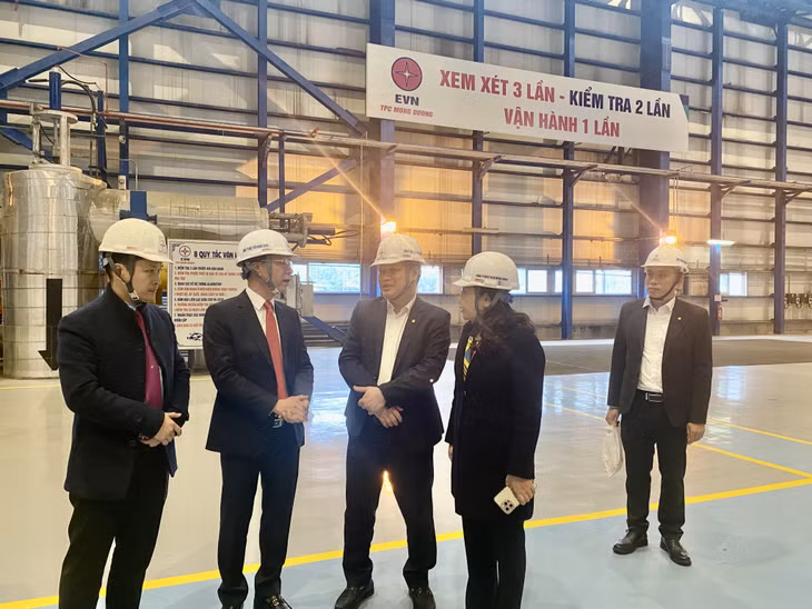 Đại diện lãnh đạo Công ty Nhiệt điện Mông Dương 1 báo cáo tình hình sản xuất của đơn vị trong dịp Tết Nguyên đán Giáp Thìn.