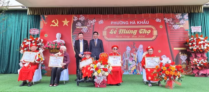 Đồng chí Nguyễn Tiến Dũng, Phó Bí thư Thành ủy, Chủ tịch UBND thành phố chúc thọ, mừng thọ các cụ cao tuổi phường Hà Khẩu.