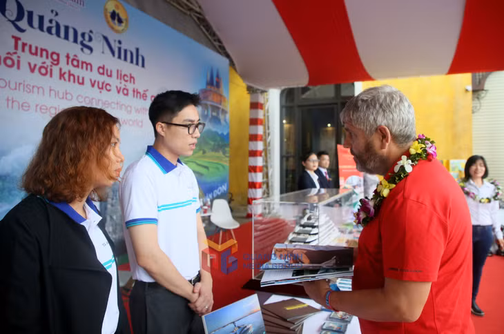 Các đơn vị du lịch tổ chức gian hàng quảng bá, giới thiệu sản phẩm du lịch tới các thủy thủ của các đội đua thuyền buồm Clipper Race.