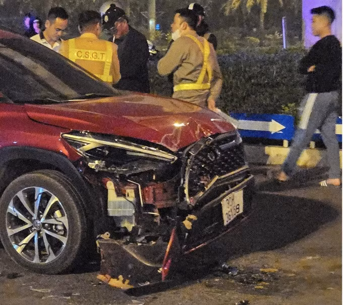 Đầu ôtô bị vỡ sau khi cuộn tôn rơi trúng, khuya 19/2. Ảnh: Quốc Việt