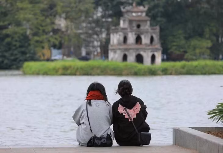 Hà Nội sáng sớm và đêm có mưa nhỏ, mưa phùn và sương mù, trời rét, trưa chiều hửng nắng. (Ảnh: Hoàng Hiếu/TTXVN)