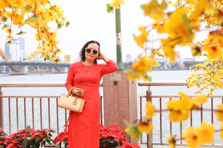 Khu vực này còn trang trí nhiều cây đào, cây mai nên đã trở thành điểm chụp hình quen thuộc của nhiều người dân và du khách dịp Tết hàng năm.