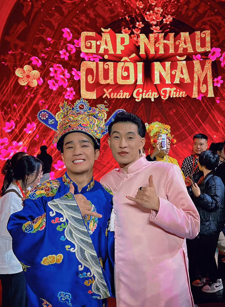 Tuấn Anh bên Quốc Khánh, Thanh Hương, Duy Nam.