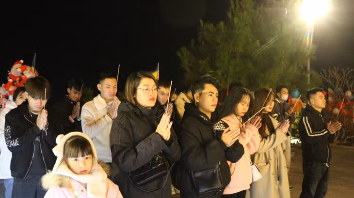 Người dân dâng hương tại chùa Trúc Lâm, huyện Cô Tô.
