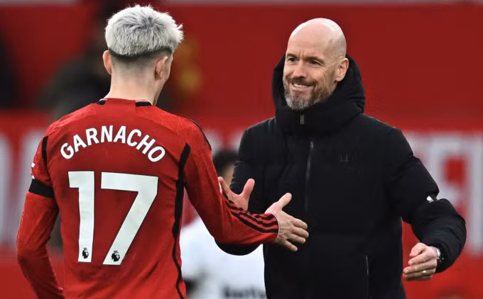 Ten Hag khích lệ Garnacho, cầu thủ được bình chọn là hay nhất trận. Ảnh: AFP
