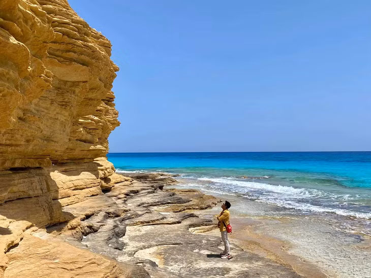 Theo Cơ quan Du lịch Ai Cập (Egyptian Tourism Authority – www.experienceegypt.eg), bên cạnh những bãi biển đẹp, Marsa Matruh còn mang đến nhiều hoạt động thú vị khác tại Bảo tàng Khảo cổ Matruh, khám phá Salt Cave (hang Muối) hay trải nghiệm mua sắm tại các khu chợ địa phương. Ảnh: Nguyễn Quốc Thái