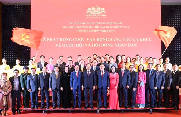 Chủ tịch Quốc hội Vương Đình Huệ cùng các đại biểu và các nhạc sĩ, ca sĩ tại lễ phát động. Ảnh: DUY LINH.