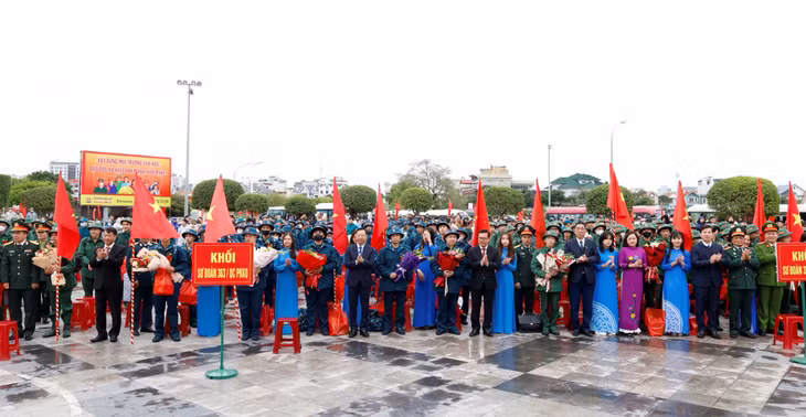 Các đại biểu tặng hoa, chúc mừng các đơn vị giao nhận quân và các tân binh lên đường nhập ngũ