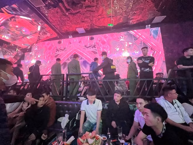 Lực lượng chức năng kiểm tra quán bar.