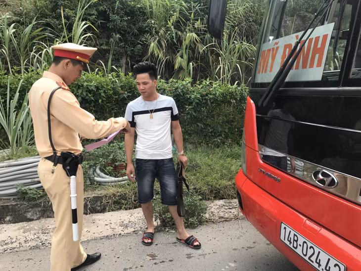 Công an huyện Vân Đồn kiểm tra phương tiện vận chuyển hành khách lưu thông trên địa bàn những ngày giáp Tết Nguyên đán Giáp Thìn 2024. .