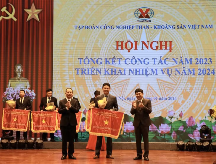 Năm 2023, Công ty Kho vận Đá Bạc được tặng cờ thi đua đơn vị xuất sắc, dẫn đầu trong phong trào thi đua của Tập đoàn.
