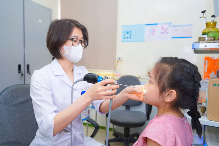 Bác sĩ Hà Tố Như - Bệnh viện đa khoa An Việt thăm khám cho bệnh nhi. Ảnh: Hải Phạm