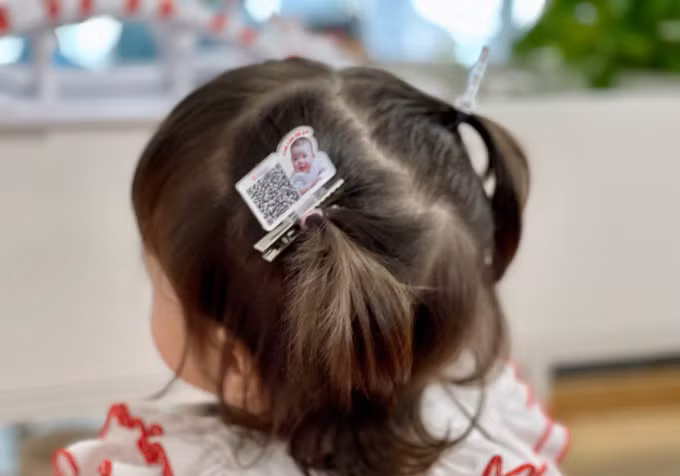 Chị Ánh Hằng làm kẹp tóc có mã QR code cho con để tiện "lưu thông lì xì" với các QR code bố mẹ khác dịp Tết 2024. Ảnh: Nhân vật cung cấp