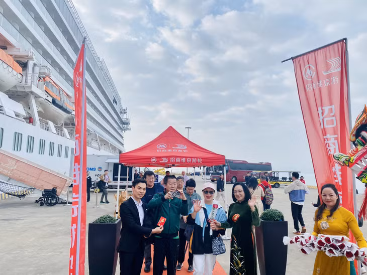 Lãnh đạo Sở Du lịch và Cảng tàu tặng hoa, lì xì cho các du khách.
